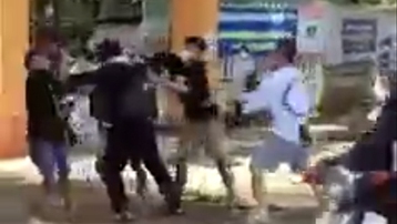 Dư luận xôn xao video một học sinh ở Bình Phước bị 'đánh hội đồng' trước cổng trường