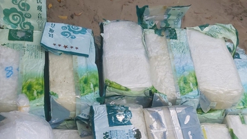 Người dân ven biển Quảng Nam phát hiện 20 gói nghi là ma túy đá