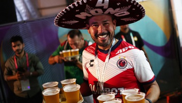 WORLD CUP 2022: Cổ động viên xếp hàng uống bia trước thềm giải đấu