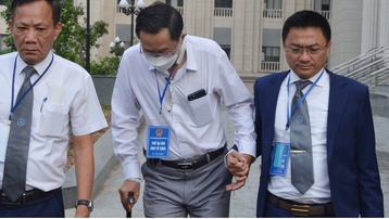 Cựu Thứ trưởng Bộ Y tế Cao Minh Quang chống gậy đến tòa