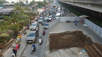 Quây tôn chiếm 2/3 lòng đường Nguyễn Xiển khiến giao thông tắc nghẽn kéo dài