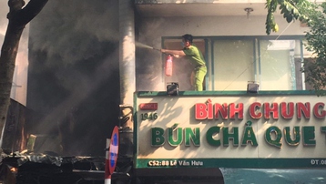 Cháy tại quán bún chả trên phố Lê Văn Hưu, Hà Nội