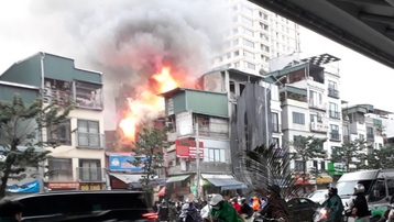 Cháy nhà bán đồ gỗ ở phố Minh Khai, Hà Nội