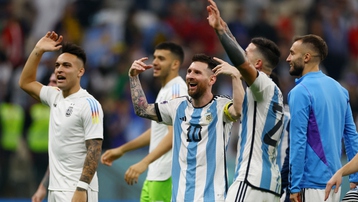 Messi cười mãn nguyện sau khi đưa Argentina vào chung kết World Cup 2022