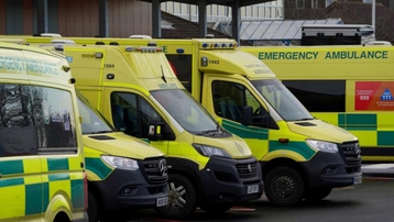 Anh: Sau y tá đến lượt nhân viên cứu thương đình công lịch sử