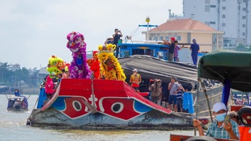 Cần Thơ: Cận cảnh hàng trăm tàu thuyền làm Lễ hội cầu may độc đáo trên sông Hậu