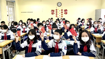 Học sinh Hà Nội phấn khởi trở lại trường học 