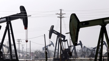Giá dầu thế giới tăng mạnh do lo ngại thiếu hụt nguồn cung từ Nga