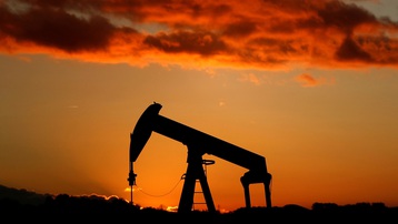 Giá dầu mỏ vẫn biến động và đắt đỏ khi thế giới phải đương đầu với thiếu hụt nguồn cung