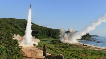 Hàn Quốc phóng loạt tên lửa ngay sau khi Triều Tiên thử ICBM