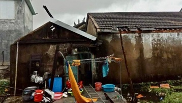Thừa Thiên Huế: Lốc xoáy làm 27 ngôi nhà tốc mái, 4 người bị thương