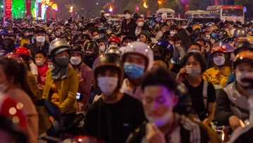 Vạn người đổ về xem pháo hoa, giao thông ở TP Việt Trì tắc nghẽn kéo dài