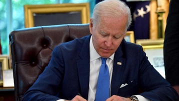 Tổng thống Mỹ Biden ký dự luật hỗ trợ tăng cường cung cấp vũ khí cho Ukraine