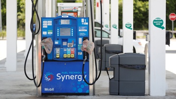 Giá xăng trung bình tại Mỹ vượt ngưỡng 4 USD/gallon ở tất cả các bang