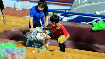 CĐV Việt Nam nán lại dọn rác trên sân Việt Trì sau trận hòa U23 Philippines