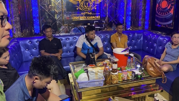 Quảng Ninh: Triệt phá ổ nhóm 'bay lắc' trong quán karaoke