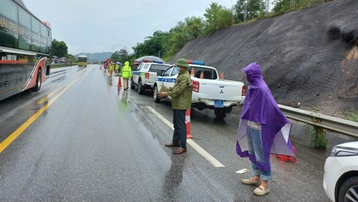 Va chạm giữa 2 xe khách trên cao tốc Nội Bài – Lào Cai làm 6 người thương vong