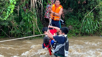 Đà Nẵng: Cứu nhóm du khách mắc kẹt do nước suối dâng cao