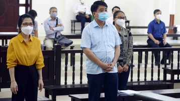 Ông Nguyễn Đức Chung nộp 85 bằng khen, giấy khen trước phiên phúc thẩm