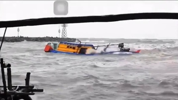 Kiên Giang: Thời tiết nguy hiểm, 1 tàu cá bị lật khi đang vào bờ, 2 người mất tích