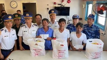 4 ngư dân tàu cá Bình Thuận được cứu sống sau nhiều ngày chỉ uống nước biển và nước mưa