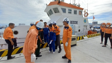 Xuyên đêm cứu 4 ngư dân Bình Định trên tàu cá bị chìm