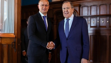 Ngoại trưởng Hungary tới Nga để đàm phán mua khí đốt