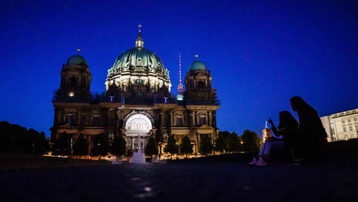 Các thành phố Đức bắt đầu tắt đèn chiếu sáng, cắt nước nóng để đối phó khủng hoảng năng lượng