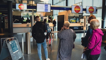 Loạt quốc gia EU kêu gọi ngừng cấp thị thực du lịch cho công dân Nga