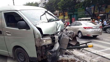 Ô tô đâm gãy cột điện gây ùn tắc trên đường Giải Phóng, Hà Nội
