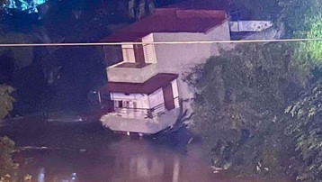 Lạng Sơn: 3 ngôi nhà đổ sập xuống sông trong đêm