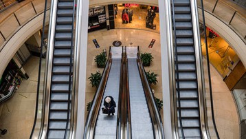 Các trung tâm thương mại Đức ngắt điện thang máy để tiết kiệm khí đốt