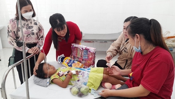 Bé gái 7 tuổi ở Bình Phước bị cha dượng bạo hành sắp xuất viện