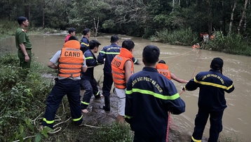 Giải cứu 10 người bị mắc kẹt giữa rừng do nước lũ đột ngột dâng cao