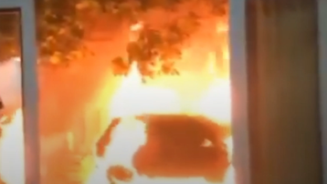 TP Lào Cai: Hai xe ô tô đỗ trên vỉa hè bốc cháy trong đêm