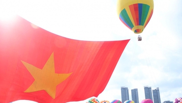TP.HCM tổ chức thả khinh khí cầu kéo đại kỳ mừng lễ Quốc khánh