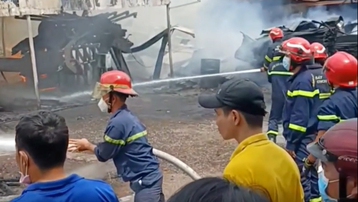 Nhà xưởng công ty gỗ ở Bình Dương bốc cháy, công nhân tháo chạy thoát thân