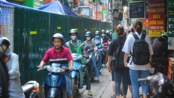 Rào tôn chắn gần hết lòng đường ở Hà Nội, dân khổ sở luồn lách đi qua