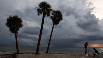 Siêu bão với sức gió lên tới gần 250km/giờ đổ bộ vào Florida, Mỹ