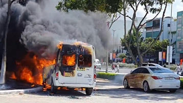 Đà Nẵng: Nắng nóng 2 xe ô tô 16 chỗ bốc cháy giữa bãi xe