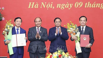 Trao quyết định bổ nhiệm hai tân Phó Thủ tướng Trần Lưu Quang và Trần Hồng Hà