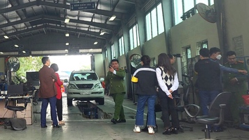 Công an khám xét Trung tâm Đăng kiểm xe cơ giới 2903S ở Hà Nội
