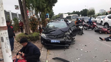 Tài xế ô tô biển xanh gây tai nạn liên hoàn trên phố Hà Nội