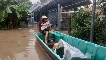 Nước ngập sâu, người dân ở Bình Dương phải di chuyển bằng xuồng