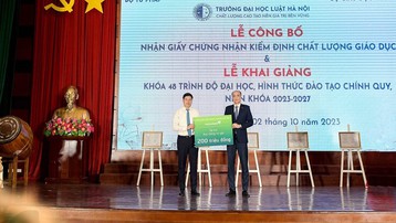 Vietcombank trao tặng học bổng trị giá 200 triệu đồng cho sinh viên Đại học Luật Hà Nội