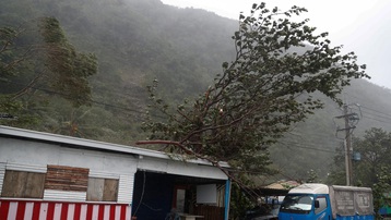Bão Koinu đổ bộ Đài Loan (Trung Quốc) mang theo gió giật mạnh nhất trong 126 năm