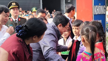 Thủ tướng thăm, tặng quà cho trẻ em có hoàn cảnh khó khăn tại Lai Châu
