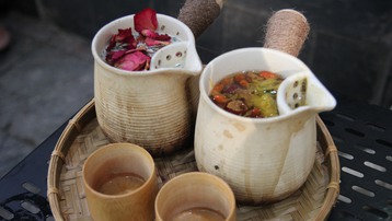Độc đáo trà sữa nướng đất nung Vân Nam - giới trẻ Hà Nội xếp hàng dài chờ mua