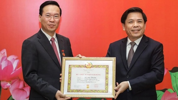 Chủ tịch nước Võ Văn Thưởng nhận Huy hiệu 30 năm tuổi Đảng