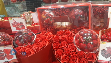 Valentine ở TP.HCM: Hoa hồng tăng giá gấp 2-3 lần